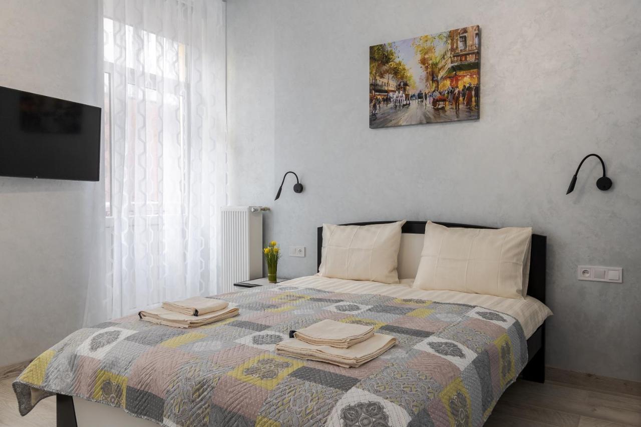 Golden Violin ! Apartments Lviv T Bagian luar foto