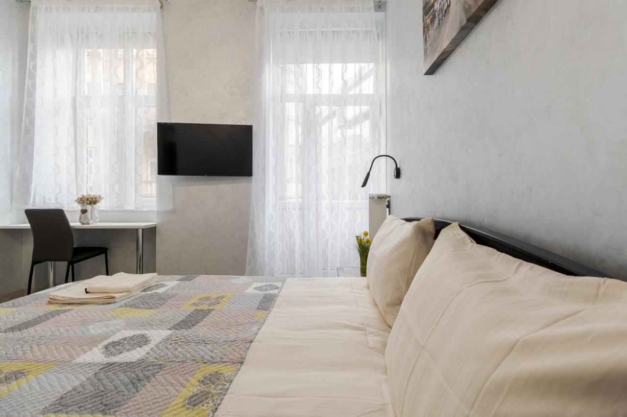 Golden Violin ! Apartments Lviv T Bagian luar foto