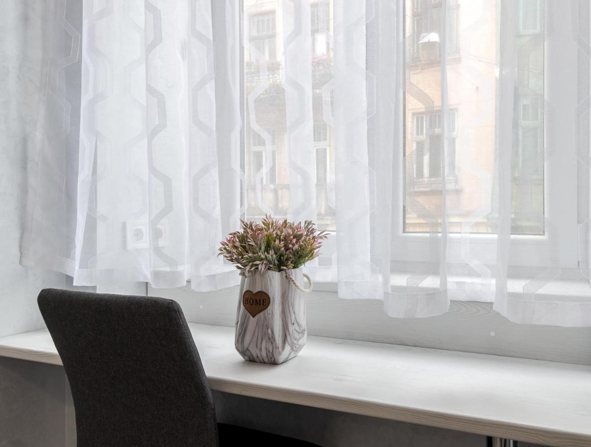 Golden Violin ! Apartments Lviv T Bagian luar foto